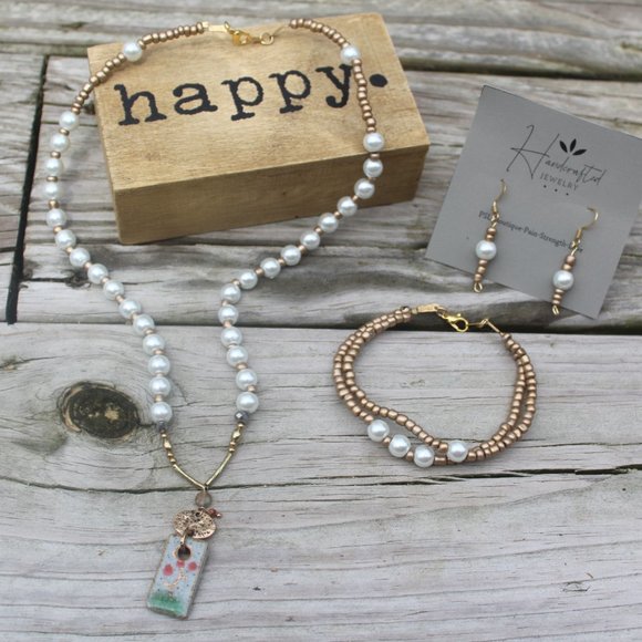 Handcrafted Pearl White and Gold Seed Bead Necklac - Picture 2 of 2